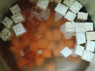 芋头西米露,锅中放入清水、芋头、红薯