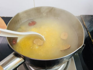 玉米渣粥,期间用汤勺搅拌防止粘锅底