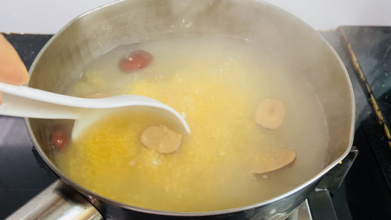 玉米渣粥,期间用汤勺搅拌防止粘锅底