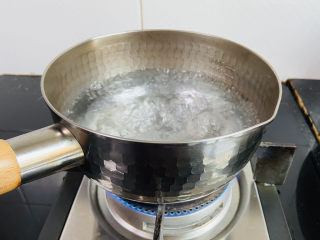 玉米渣粥,锅中加入750ml饮用水大火烧开