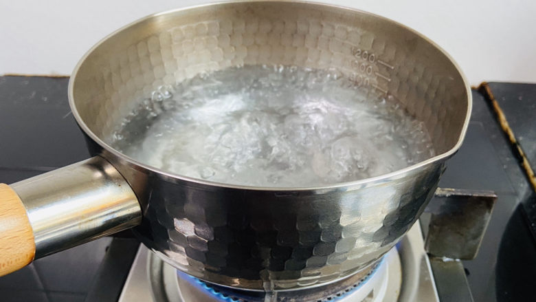 玉米渣粥,锅中加入750ml饮用水大火烧开