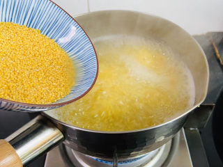 玉米渣粥,倒入清洗后的小米