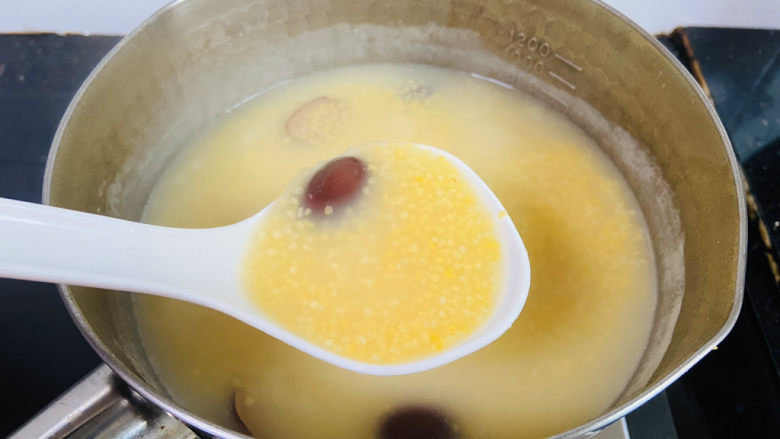 玉米渣粥,中小火焖煮20分钟左右，煮至浓稠状态