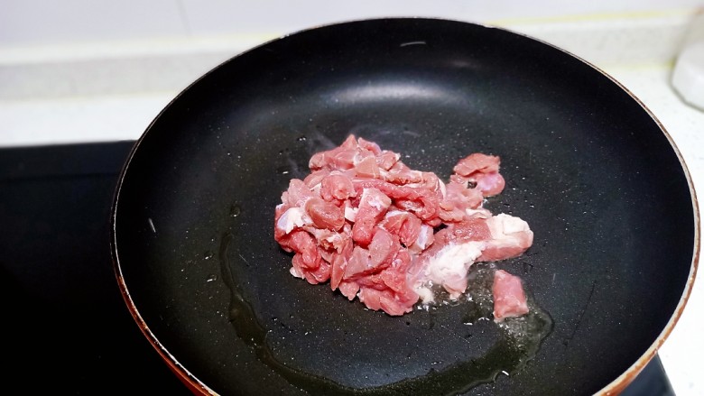 干煸牛肉丝,锅中放入适量油，放入牛肉丝