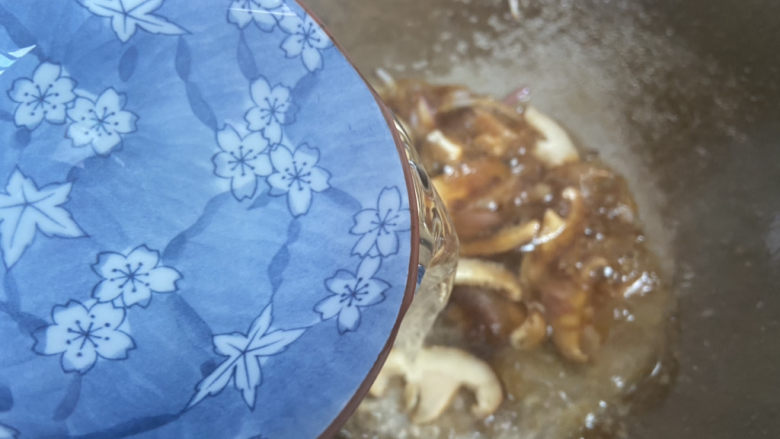 大白菜炖粉条,加入足够的热水