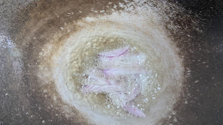 大白菜炖粉条,起油锅放入洋葱爆香