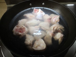 红烧猪脚,待锅中水烧开，倒入猪脚，煮一下便于拔毛及去除异物。