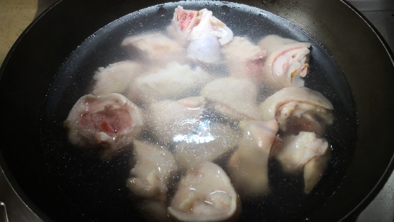 红烧猪脚,待锅中水烧开，倒入猪脚，煮一下便于拔毛及去除异物。