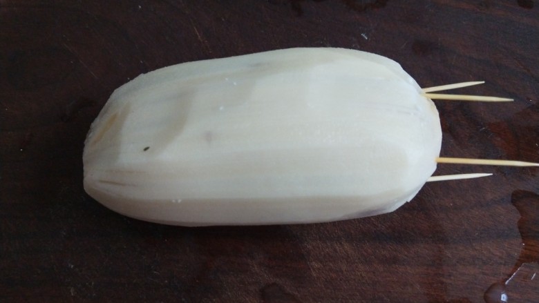 糯米藕,在把切开的头盖上，牙签固定，上蒸锅蒸40分钟。
