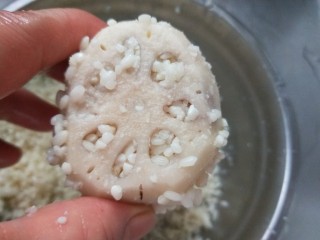 糯米藕,从一头切开灌糯米。