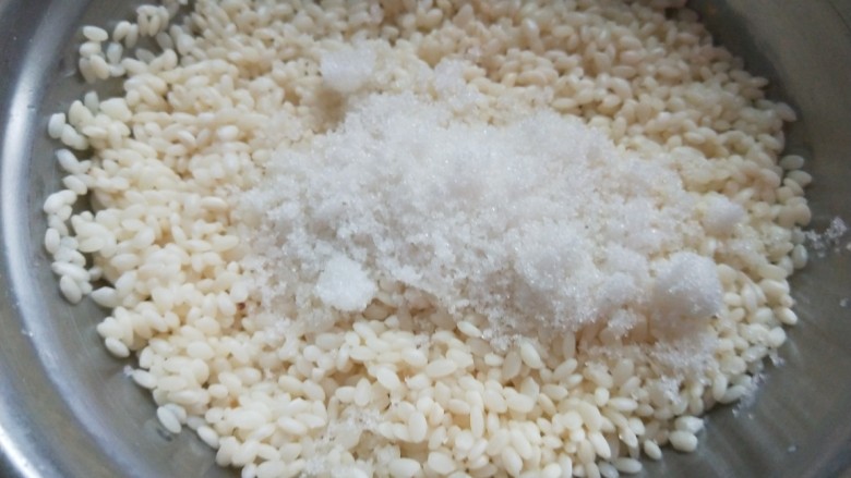 糯米藕,泡了一夜的糯米加入白糖抓均匀淹制。