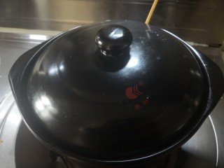 红烧猪脚,盖锅盖，大火烧20分钟，锅内侧边上插一根筷子，防止汤汁溢出；再用小火炖40分钟。