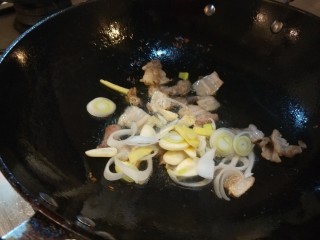 醋溜白菜,炒出油放入葱姜蒜。