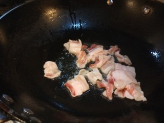 醋溜白菜,锅中倒入适量油炒五花肉片。
