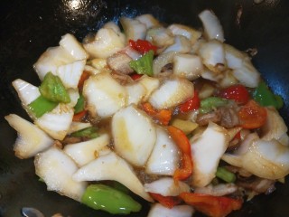醋溜白菜,加入适量盐，淀粉勾芡即可出锅。