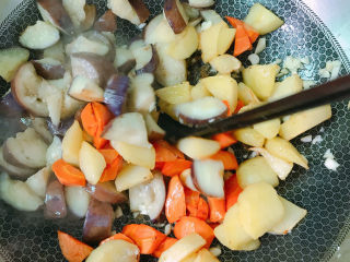 地三鲜,倒入胡萝卜和土豆