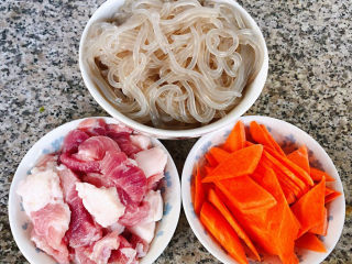大白菜炖粉条,猪肉和胡萝卜切成块粉条煮成八成熟