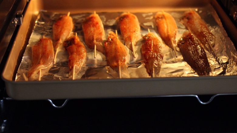 酱香辣烤舌头鱼,烤箱180度提前预热10分钟，把烤盘放入烤箱中层，上下火180度烤制20分钟。