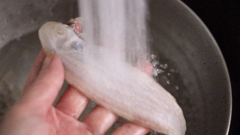 酱香辣烤舌头鱼,把清理干净的舌头鱼，反复冲洗干净。