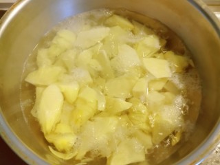 冬笋炒牛肉,用开水煮3-5分钟