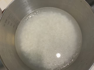 南瓜腊肠焖饭,把米加入适量水，浸泡2个钟后，把水倒掉