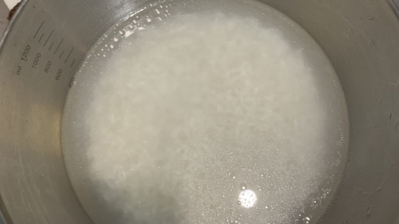 南瓜腊肠焖饭,把米加入适量水，浸泡2个钟后，把水倒掉