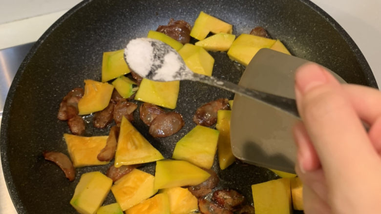南瓜腊肠焖饭,加入半勺盐
