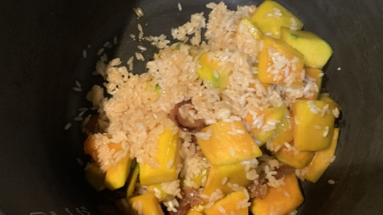 南瓜腊肠焖饭,把炒好的米，南瓜，腊肠带汁全部倒入电饭煲里