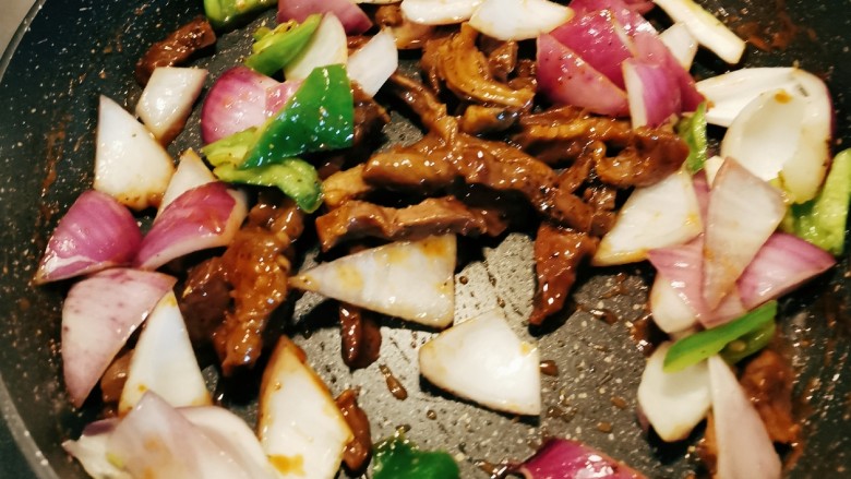干煸牛肉丝,放入之前炒好的青椒和洋葱 翻拌均匀 即可关火