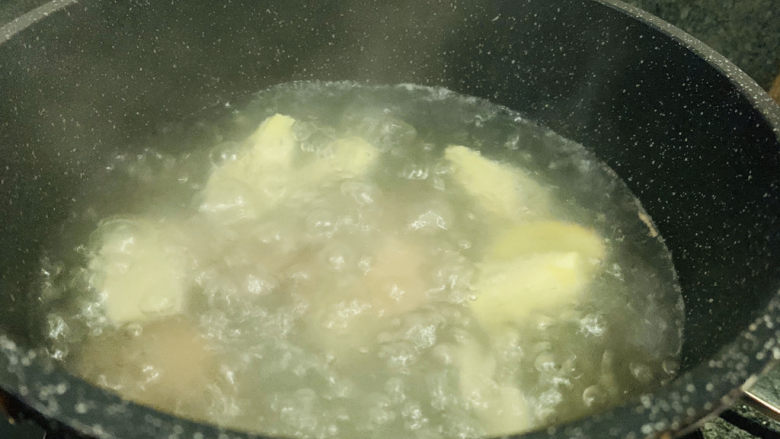 冬笋排骨汤,煮沸；