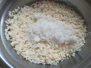 桂花糖藕,糯米提前晚上泡水，早上倒出水分，加入白糖搅拌均匀。