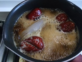 桂花糖藕,转中火煮45分钟。