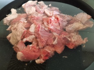 红焖羊肉土豆,锅里加入凉水，放入切好的羊肉，大火烧开给羊肉焯水。
