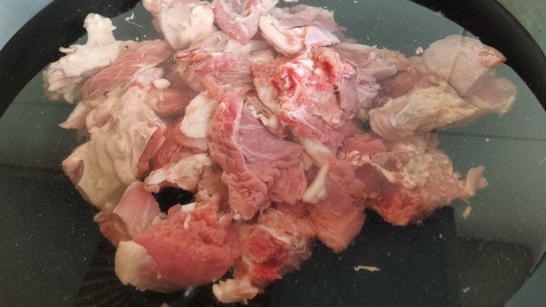 红焖羊肉土豆,锅里加入凉水，放入切好的羊肉，大火烧开给羊肉焯水。