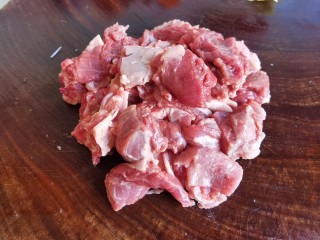 红焖羊肉土豆,将整块的羊肉先用清水浸泡40分钟左右，然后切成羊肉块。
