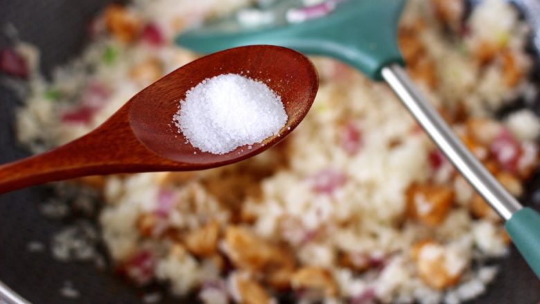 鸡丁核桃菠菜炒饭,再加入适量的盐。