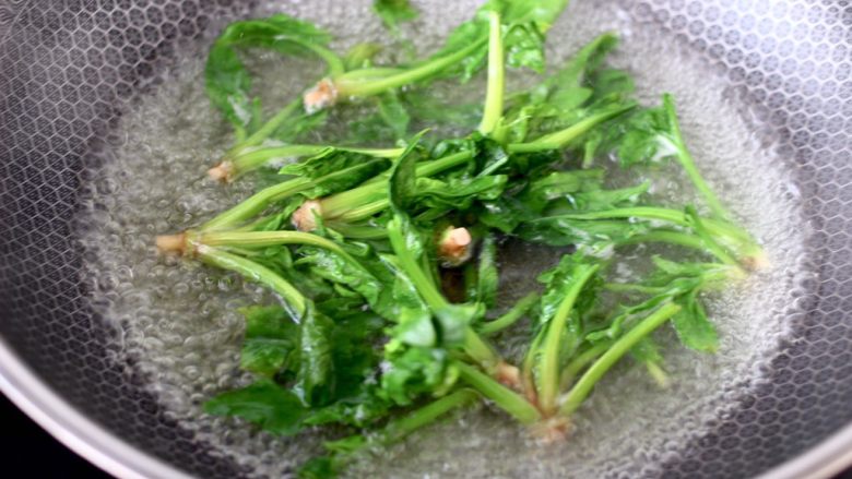 鸡丁核桃菠菜炒饭,锅中倒入适量的清水烧开，把<a style='color:red;display:inline-block;' href='/shicai/ 117'>菠菜</a>进行焯水，变色捞出过冷水后备用。