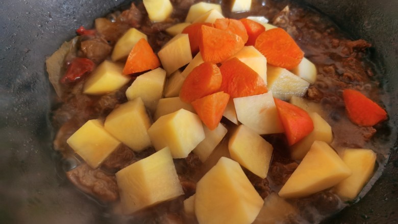 红焖羊肉土豆,最后加入土豆和胡萝卜，煮至土豆胡萝卜成熟。