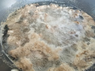 红焖羊肉土豆,羊肉焯水能很好的去除羊肉内部的杂质与血污，看看这满锅的血沫，所以说焯水这一步坚决不要省去。