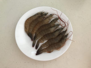 鲜虾砂锅粥,把鲜活的海虾清洗干净