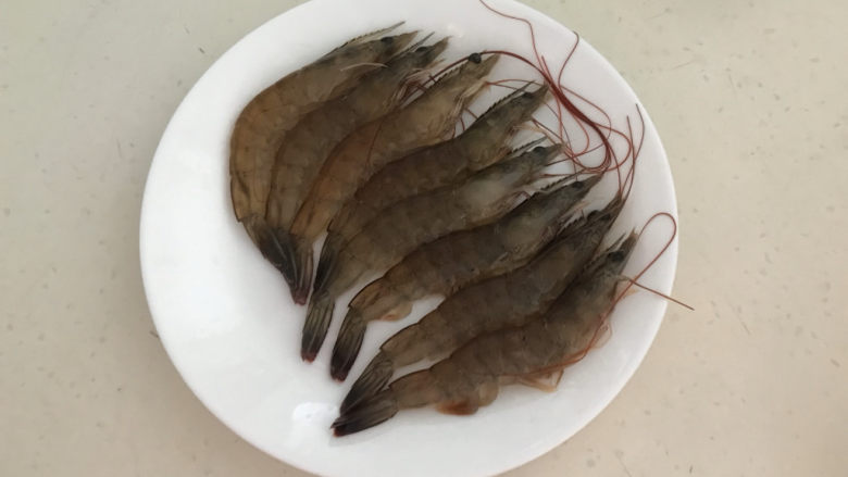 鲜虾砂锅粥,把鲜活的海虾清洗干净