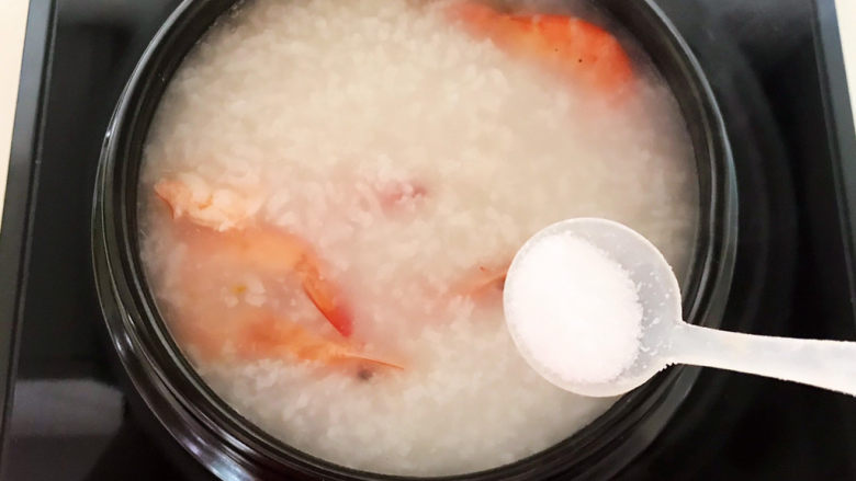 鲜虾砂锅粥,加入精盐