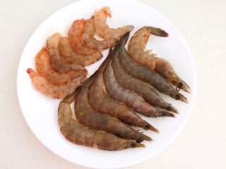 鲜虾砂锅粥,把一半大虾剥皮，另一半大虾剪去虾须虾脚，挑出虾线