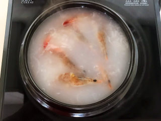 鲜虾砂锅粥,大火烧开后煮10分钟