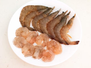 鲜虾砂锅粥,调匀后腌制15分钟