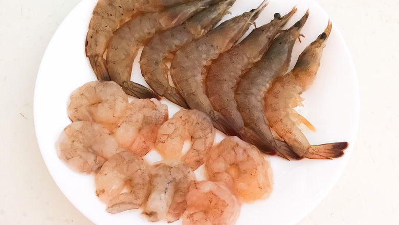 鲜虾砂锅粥,调匀后腌制15分钟