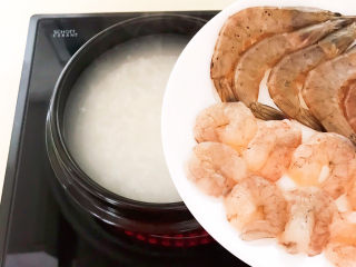 鲜虾砂锅粥,加入腌制入味的大虾和虾仁