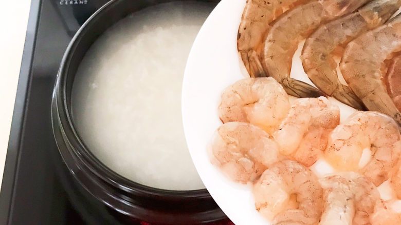 鲜虾砂锅粥,加入腌制入味的大虾和虾仁