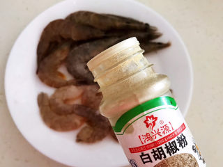 鲜虾砂锅粥,加入白胡椒粉