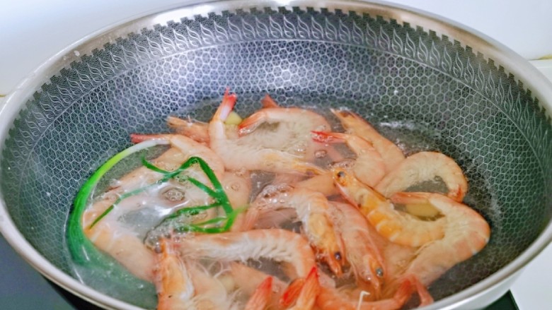 白灼大虾,水开后下入虾，大火煮至虾变色。